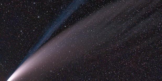 Komeet Neowise. Foto van SimgDe via wikimedia commons. Komeet Neowise. Foto van SimgDe via wikimedia commons.