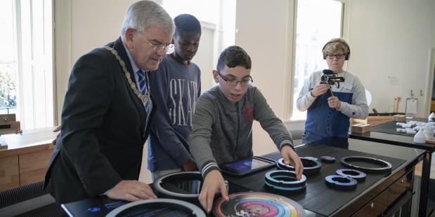 Burgemeester Jan van Zanen bouwt een planeet. Foto Marieke Wijntjes