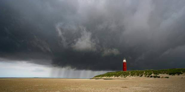 Foto Evgeni Tcherkasski via Unsplash vuurtoren van Texel in een storm