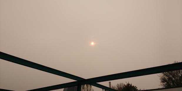 Oranje zon boven de uitgeverij. Foto Renate Roke Oranje zon door Ophelia