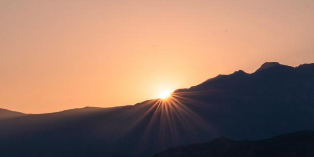 Heb je vrij zicht op de zonsverduistering, of schuift de zon net achter een berg? De Sunset Atlas kan het laten zien. Foto Noa Dustin von Weissenfluh via Unsplash zonsondergang
