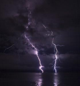 Is het gevaarlijk tijdens onweer te zwemmen?