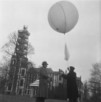 Een ballon wordt opgelaten bij het KNMI in De Bilt (Anefo/Nationaal Archief) Een ballon wordt opgelaten bij het KNMI in De Bilt (Anefo/Nationaal Archief)