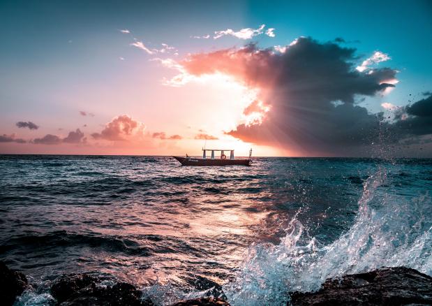 De zon boven Curaçaose wateren. Foto Bruno van der Kraan via Unsplash