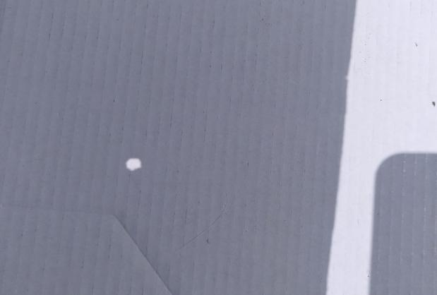 Een 'camera obscura' met alleen een vel karton maken is mogelijk, maar de schaduwen zullen wat minder scherp zijn, zoals hier te zien tijdens de gedeeltelijke zonsverduistering van juni 2021. zonsverduistering bekijken