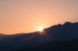 Heb je vrij zicht op de zonsverduistering, of schuift de zon net achter een berg? De Sunset Atlas kan het laten zien. Foto Noa Dustin von Weissenfluh via Unsplash zonsondergang